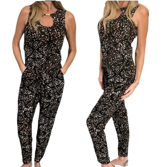 Kardashian Kollection sleeveless sexy jumpsuit. - Picture 1 of 13